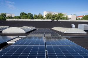 Berlin setzt beim Ausbau der Solarenergie verstärkt auf große Dächer. (Archivfoto) - Foto: Monika Skolimowska/dpa