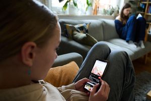 Einem an das Geblinker sozialer Medien gewöhnten Gehirn kann es schwerfallen, ausdauernd zu lesen. (Archivbild) - Foto: Annette Riedl/dpa