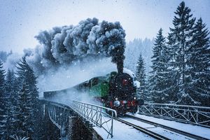 Winterwunderwelt: Eine historische Dampflokomotive fährt in Tschechien durch die verschneite Landschaft. - Foto: Radek Petrášek/CTK/dpa