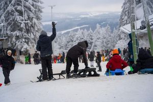 Wintersportler wie hier auf der Wasserkuppe in Hessen können sich freuen - es bleibt vorerst winterlich kalt in Deutschland. - Foto: Andreas Arnold/dpa