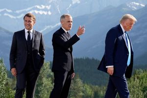 2025 war Kanadas Premierminister Mark Carney (Mitte) Gastgeber des G7-Gipfels, in diesem Jahr wird Frankreichs Präsident Emmanuel Macron (l) US-Präsident Donald Trump (r) und die anderen G7-Chefs empfangen. (Archivbild) - Foto: Darryl Dyck/The Canadian Press/AP/dpa