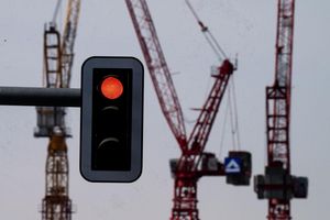 Es sieht wieder etwas schlechter aus. Die Bundesregierung senkt die Wachstumsprognose für dieses Jahr. (Symbolbild) - Foto: Soeren Stache/dpa