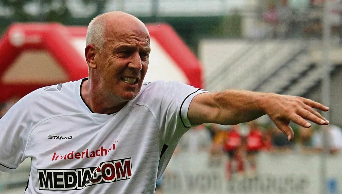 Was wird Mario Basler beim Fußball-Talk in Mastholte erzählen? Vielleicht, wie er beim Charity-Spiel in Lippstadt nach 15 Minuten einer Rauchpause erzwang, indem er eine Rote Karte provozierte... Foto: Wiegand