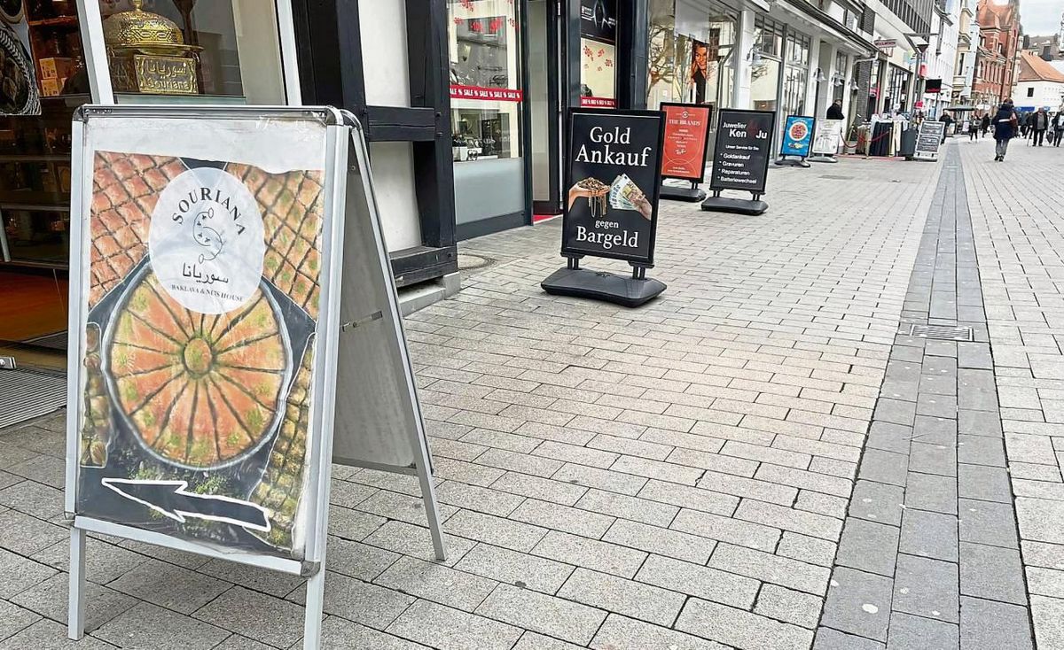 Kaum ein Geschäft in der Langen Straße verzichtet auf das Aufstellen von Kundenstoppern. Foto: Rückert