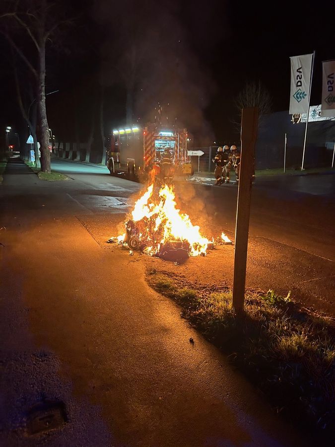 Die Feuerwehr musste am Montagmorgen zur Weißenburger Straße ausrücken: Dort brannten Mülltonnen. Foto: Feuerwehr Lippstadt
