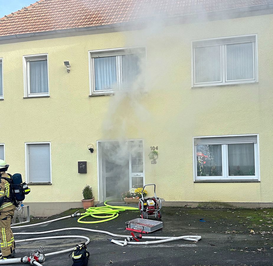 Qualm aus der Haustür: Feuerwehr verhinderte Schlimmeres. Foto: Feuerwehr Anröchte