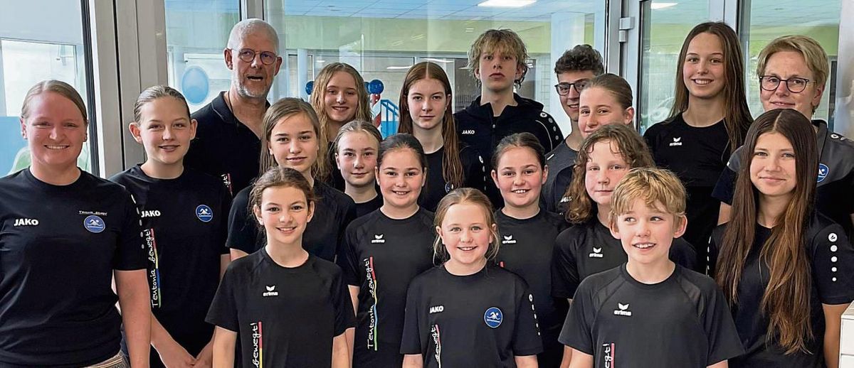 Vertraten die Schwimmabteilung von Teutonia Lippstadt beim Pader-Cup (h.v.l.): Trainer Hans-Jürgen Brink, Romy Schröder, Greta Bock, Luca Hosselmann, Paul Mühle, Laura Ortmann, Eleni Schröder, Trainerin Dorothee Böckhorst; (M.v.l.): Lena Jürgens, Theresa Barth, Angelina Below, Tijana und Tamara Simic, Lotta Meierkord, Mia-Alice Wintz; (v.v.l.): Trainerin Sabine Andermahr, Frida Cedrola, Levke Drews und Lennart Johnigk. Es fehlen Max Zimmermann und Niklas Reuß.