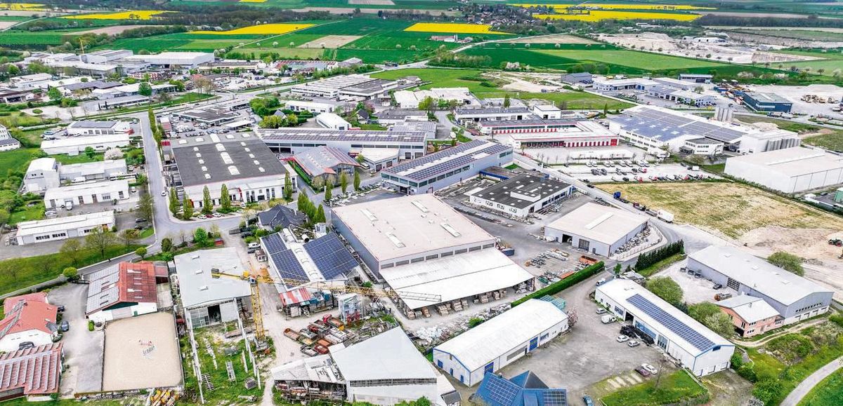 Standortbedingungen sind entscheidend für Erfolg von Firmen und die Attraktivität einer Region: Hier ein Blick von oben auf das im Vorjahr wachsende Anröchter Gewerbegebiet West. Foto: Eickhoff