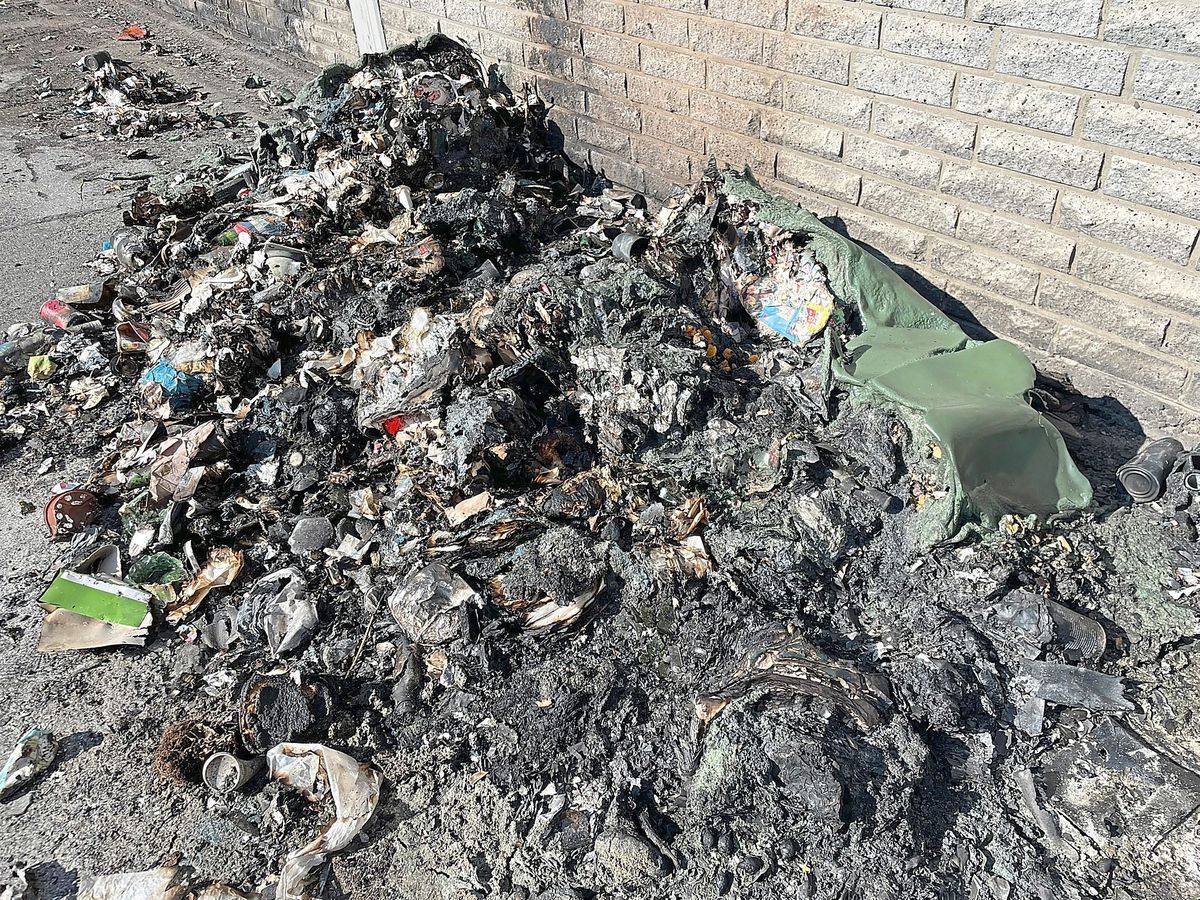 Auch ein Müllcontainer am Aldi in der Lippstädter Innenstadt soll der Angeklagten zum Opfer gefallen sein. Archivfoto: Rückert