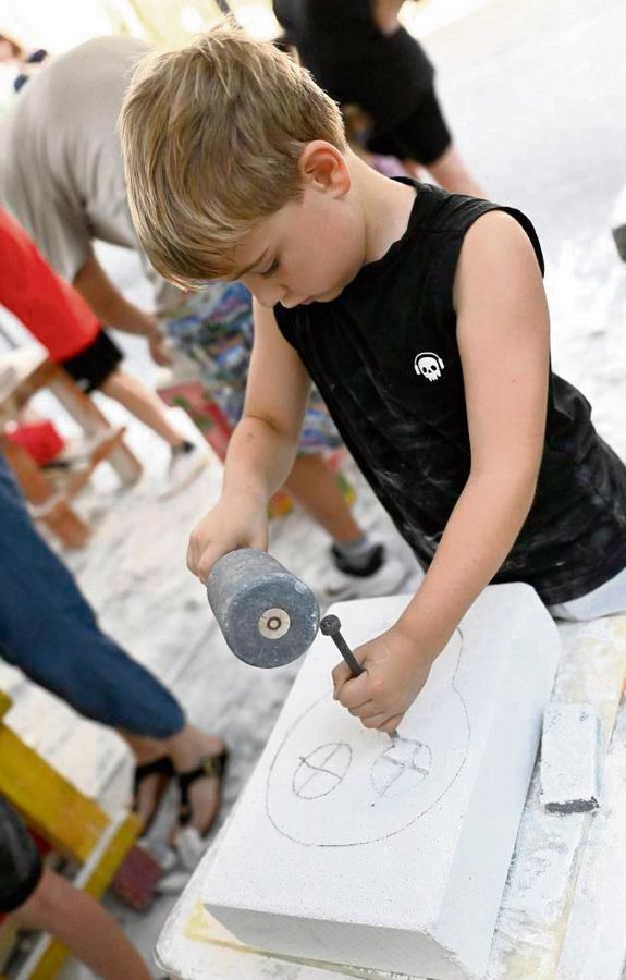 Die Bildhauerwerkstatt war begehrt bei den Kindern. Wegen der großen Nachfrage gab es gar Wartemarken.