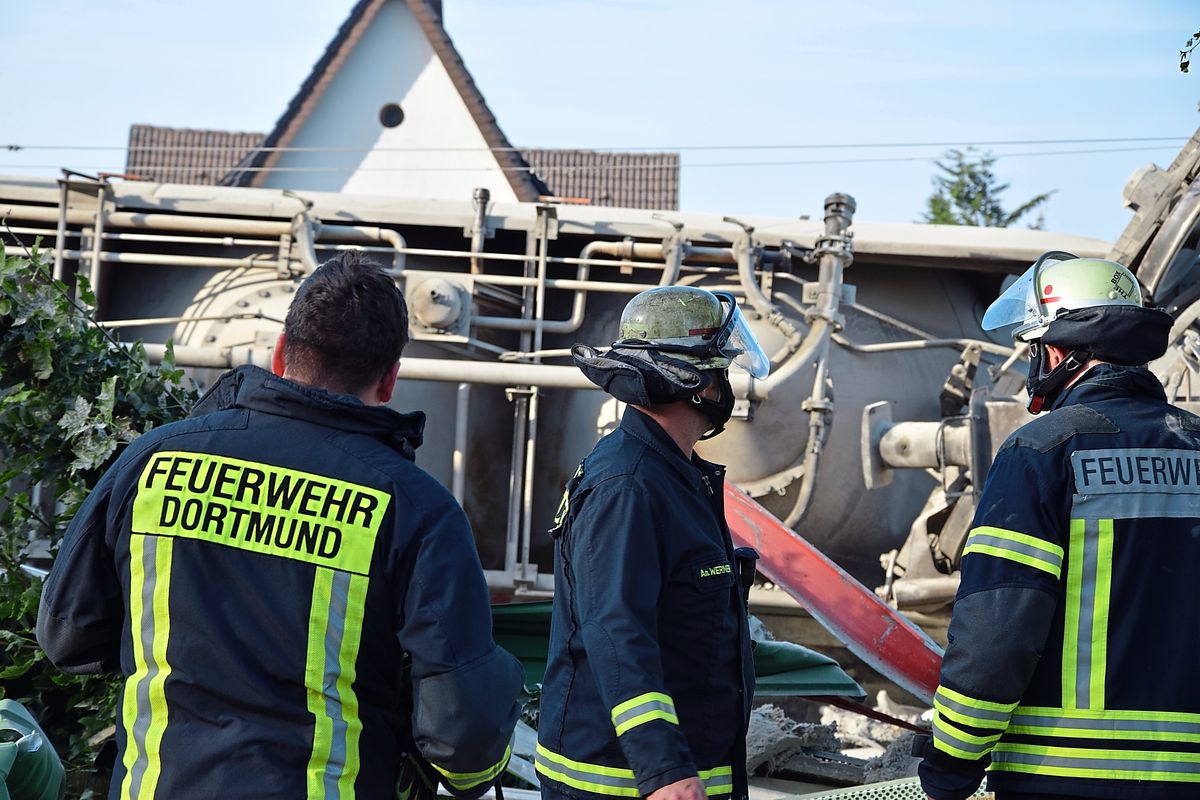 Lange konnten die Retter nicht tätig werden, da erst der Strom abgeschaltet werden musste. Foto: Kossack