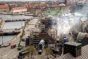 Ein Blick auf die Überreste der alten Börse in Kopenhagen. - Foto: Ida Marie Odgaard/Ritzau Scanpix Foto/AP/dpa