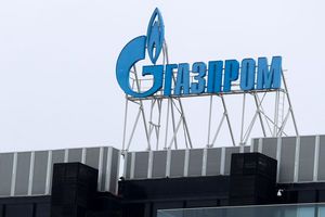 Gazprom-Logo auf einer Niederlassung des russischen Staatskonzerns in St. Petersburg. - Foto: Stringer/dpa