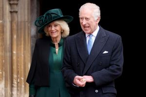 König Charles und Königin Camilla wollen am kommenden Dienstag eine Krebsklinik besuchen und sich dort mit Ärzten und Patienten treffen. - Foto: Hollie Adams/Reuters Pool/AP/dpa