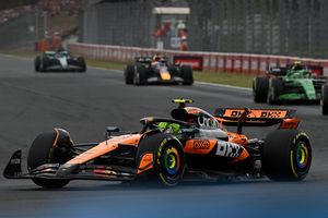 Lando Norris setzte in Ungarn auf eine gewagte Strategie und gewann. - Foto: Denes Erdos/AP/dpa