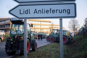 Die Bauern protestierten gegen die Preispolitik von Lidl. - Foto: Marijan Murat/dpa