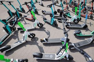 E-Scooter spalten die Gemüter: Die einen nervt es, dass sie auf dem Gehweg herumstehen – die anderen finden sie ungemein praktisch, um schnell voranzukommen. - Foto: Christian Charisius/dpa/dpa-tmn