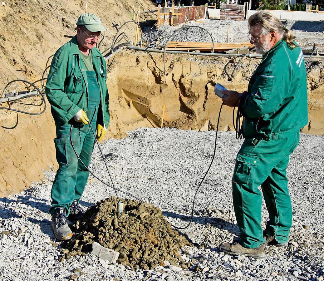 Verdacht auf einen Blindgänger am Haus Maria: 2012 nahm ein Spezialunternehmen an 37 Stellen Sondierungen vor. Letztlich fand sich keine alte Bombe im Boden. Archivfoto: Friedrich