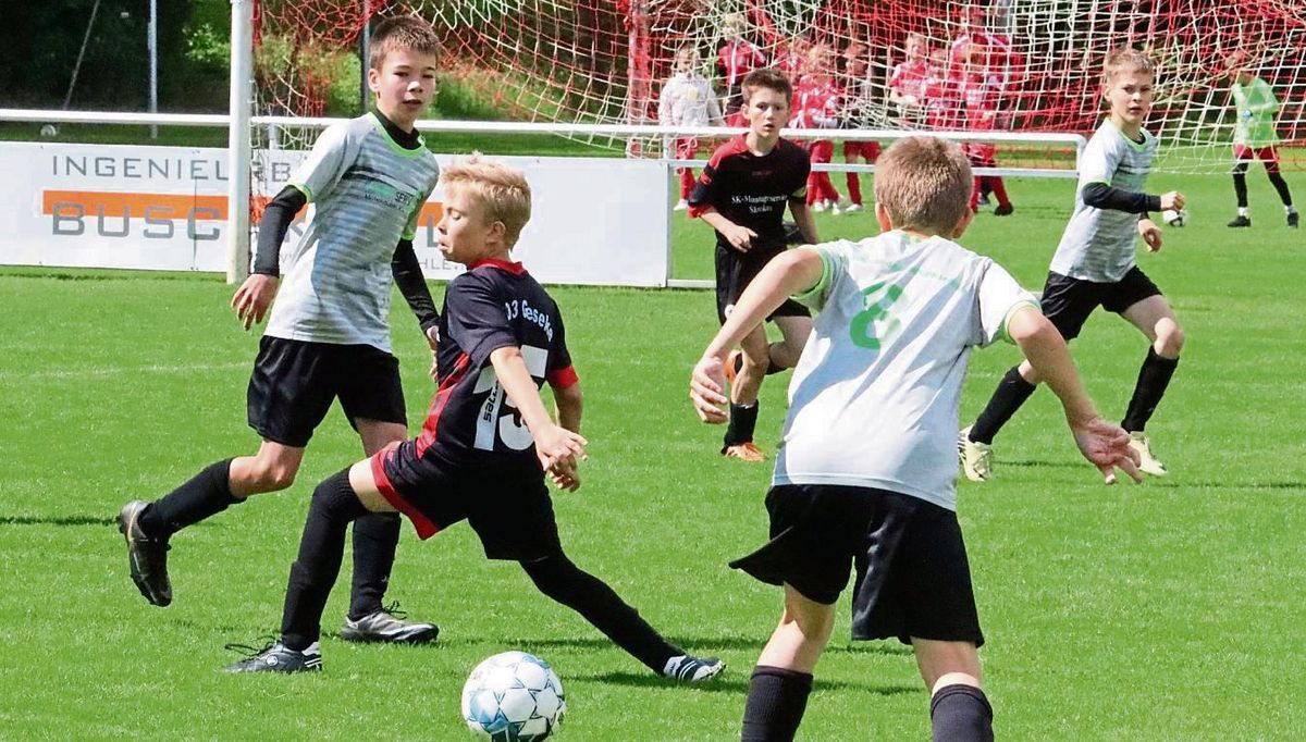 Welcher Verein stürmt zum Kreispokaltriumph 2025? Die E-Junioren werden sich beim Tag des Jugendfußballs in Eickelborn sicherlich vom ersten Anpfiff an wieder mächtig ins Zeug legen. Foto: Feichtinger