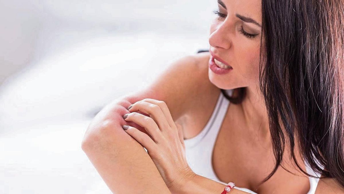 Ein starker Juckreiz ist ein Symptom von Krätze. Betroffene sollten ihren Hausarzt aufsuchen. Foto: AOK/Colourbox/hfr