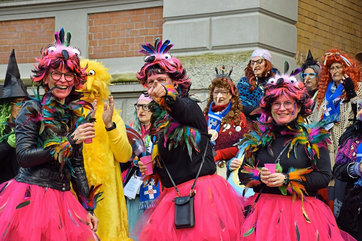 Kreative Gruppenkostüme dürfen beim Rathaussturm in Geseke nicht fehlen (wie hier 2025). Aber auch an anderen Orten in der Stadt wird an Weiberfastnacht gefeirt. Foto: Kossack