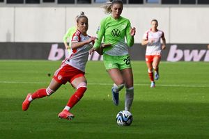 Bayern Münchens Giulia Gwinn (l) im Zweikampf mit Jule Brand vom VfL Wolfsburg. - Foto: Angelika Warmuth/dpa
