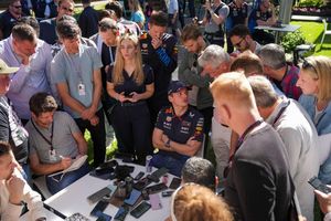 Max Verstappen bei einem Interviewtermin in Melbourne. - Foto: Asanka Brendon Ratnayake/AP