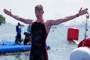 Florian Wellbrock feiert seinen WM-Titel. - Foto: Vincent Thian/AP/dpa