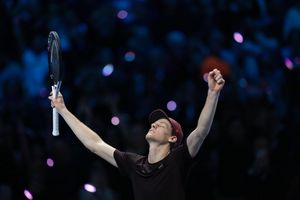 Feiert den erneuten Triumph bei den ATP Finals: Jannik Sinner - Foto: Antonio Calanni/AP/dpa