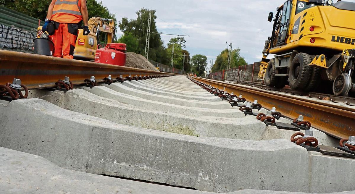 Ein Blick über die neue Strecke des südlichen Hauptgleises. Wer genau hinschaut, sieht, dass die rechte Schiene noch nicht befestigt ist. Fotos: Dietz