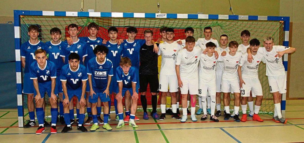 Der TuS Lipperode (in Weiß) ist neuer A-Junioren-Hallenkreismeister. Im Endspiel besiegte der Bezirksligist das Team von BW Lipperbruch (in Blau) mit 3:2. Für viel Diskussionsstoff sorgte das Halbfinale. Fotos: Dannhausen