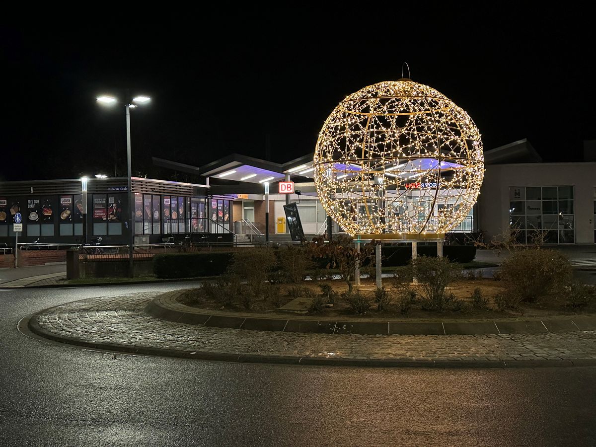 Eine leuchtende XXL-Weihnachtskugel sorgt in Lippstadt am Bahnhofs-Kreisel für adventliche Akzente. Foto: Cegelski