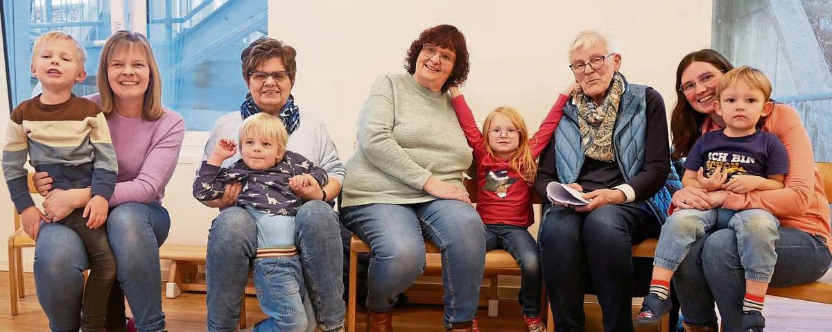 Beim Seniorennachmittag im Familienzentrum St. Josef kamen Kinder, Omas und Mütter zusammen. Foto: Bsdurek