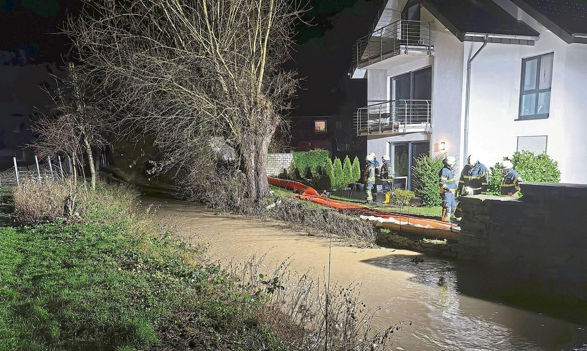 In Störmede errichtete die Feuerwehr eine mobile Wassersperre, um Grundstücke zu schützen. Foto: Feuerwehr Geseke