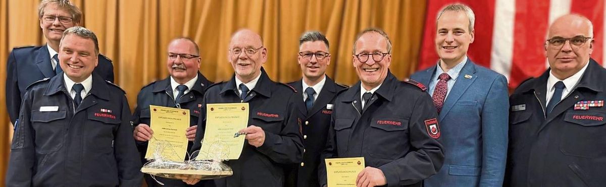 Nach Beendigung des aktiven Dienstes wurden Andreas Romstadt (Einheit Bökenförde/3.v.l.), Dieter Dreier (Einheit Kernstadt/ 4.v.l.) und Wilhelm Schulte-Remmert (Einheit Dedinghausen/3.v.r.) in die Ehrenabteilung übernommen.