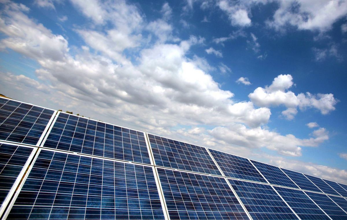 2023 wurden 15,8 Prozent des Lippstädter Strombedarfs aus erneuerbaren Energien gedeckt. Symbolfoto: Oliver Berg (dpa)