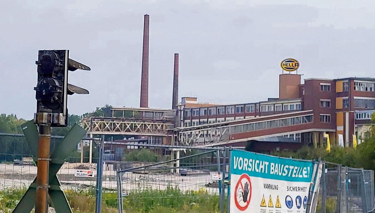 Der Autozulieferer Hella ist am Standort in Lippstadt buchstäblich im Umbau – aber wohin führt der Weg? Aktuell laufen Informationsgespräche zwischen Arbeitnehmer- und Arbeitgeberseite zur aktuellen Lage. Foto: Schwade