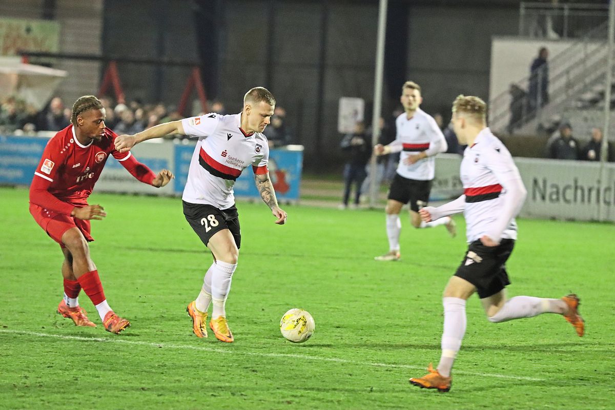Kapitän Gerrit Kaiser (am Ball) will die Mannschaft des SV Lippstadt 08 im Nachholspiel gegen die SG Wattenscheid 09 wieder in die Erfolgsspur führen. Anstoß in der Liebelt-Arena ist um 19 Uhr. Foto: Lütkehaus