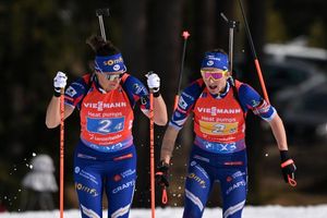 Julia Simon (l) darf nach dem Kreditkartenbetrug an ihrer Teamkollegin Justine Braisaz-Bouchet (r) bei Olympia teilnehmen. (Archivbild) - Foto: Martin Schutt/dpa