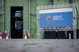 Auf dem deutsch-französischen Digitalgipfel in Berlin sind 18 Vereinbarungen zum Ausbau von KI-Anwendungen vorgestellt worden. - Foto: Kay Nietfeld/dpa