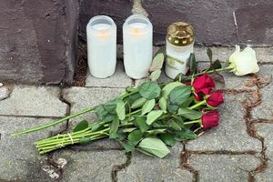 Am Tatort wurden Kerzen und Blumen abgelegt. - Foto: Thorsten Kremers/Thorsten Kremers/dpa/dpa