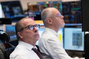 Bei 24.825 Punkten erreicht der Dax im Handelsverlauf ein Rekordhoch. - Foto: Boris Roessler/dpa