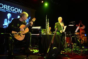 Der US-Jazzgitarrist Ralph Towner (links) ist im Alter von 85 Jahren in Rom gestorben. (Archivbild) - Foto: picture alliance / dpa