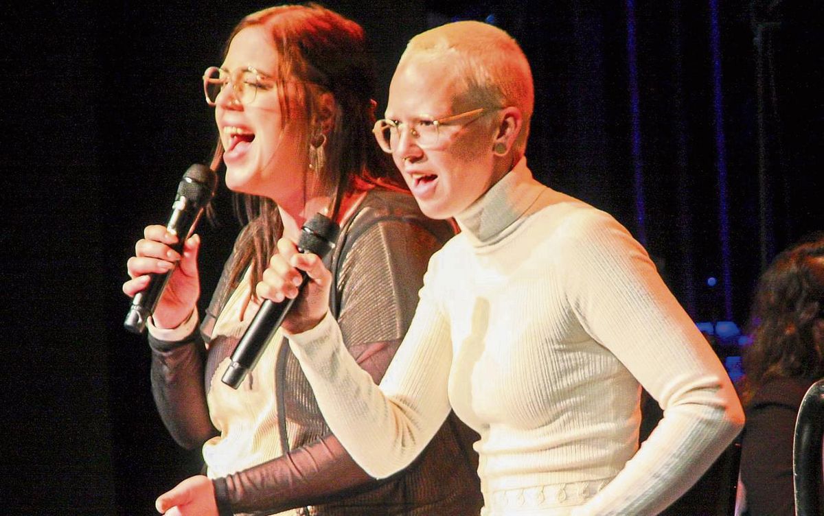 Stefanie Heinzmann (r.) wurde im Lippstädter Stadttheater von ihrer Backgroundsängerin Eva Schäfer sehr harmonisch unterstützt. Fotos (3): Helga Wissing