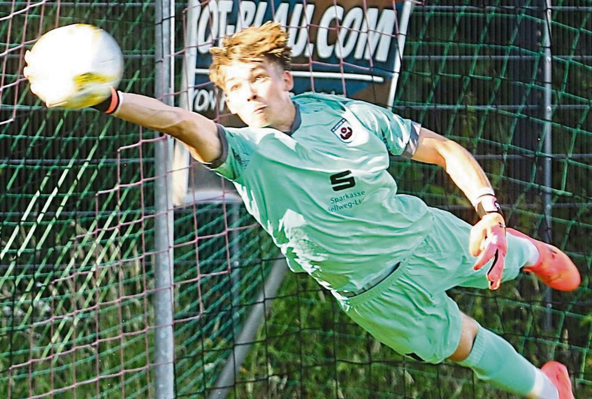 Keiner fliegt so schön wie er: Nach den Abgängen von Steffen Westphal und Christopher Balkenhoff bekommt der 20-jährige Benjamin Aust nun endlich die Chance, sich als Nummer 1 im Tor des SV Lippstadt zu beweisen. Foto: Lütkehaus