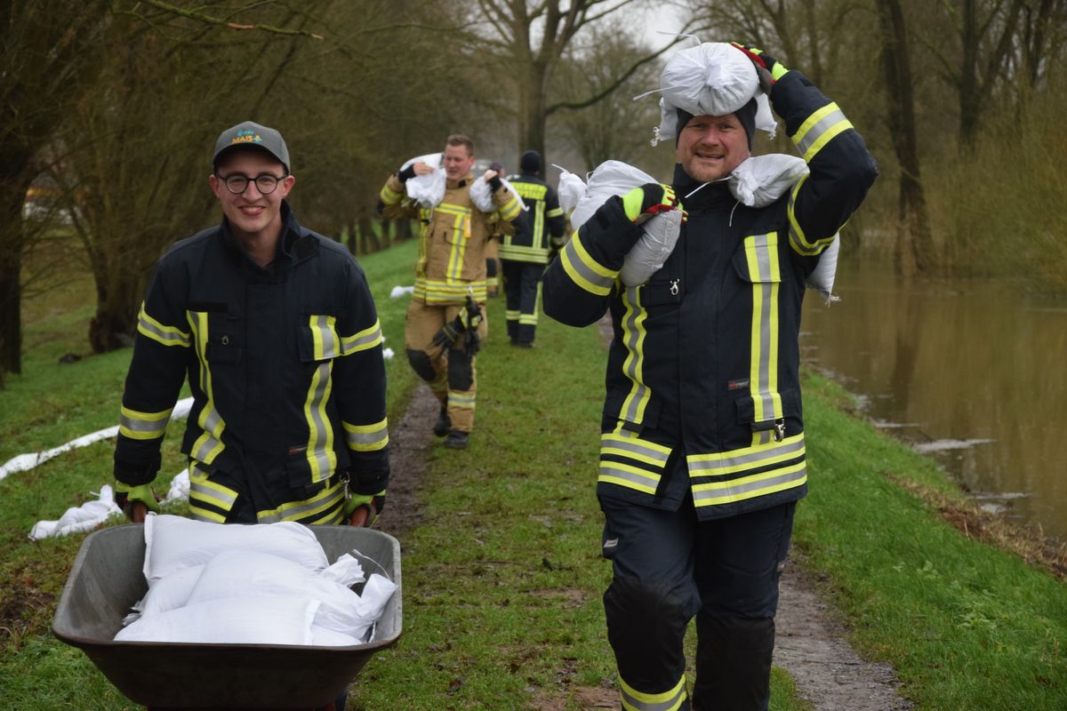 Die Feuerwehr hat einige Stellen des Glenne-Deichs verstärkt und musste die Sandsäcke das letzte Stück mühevoll zu Fuß transportieren.