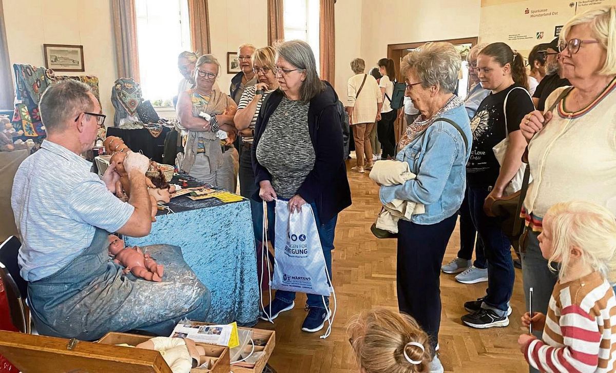 Großer Andrang herrschte wieder beim Puppendoktor Christian Schneider aus Düsseldorf. Fotos: Hartleb