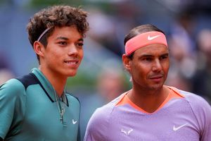 Rafael Nadal (r) erteilte dem erst 16 Jahre alten US-Amerikaner Darwin Blanch in Madrid eine Lehrstunde. - Foto: Manu Fernandez/AP/dpa