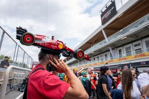 Formel 1: Ein Fan trägt einen kleinen Ferrari als Hut am Tag der offenen Tür beim Großen Preis von Kanada in Montreal. - Foto: Christinne Muschi/The Canadian Press/AP/dpa