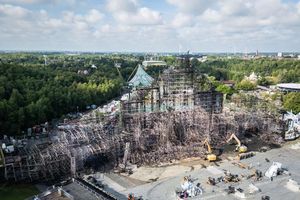 Das Bühnenmaterial bestand laut einer Sprecherin der Feuerwehr zum großen Teil aus Holz. - Foto: Stringer/Belga/dpa